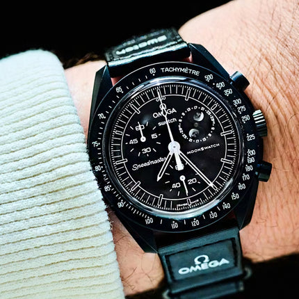 Swatch x Omega Relógio Bioceramic Moonswatch Mission Moonphase Snoopy Black