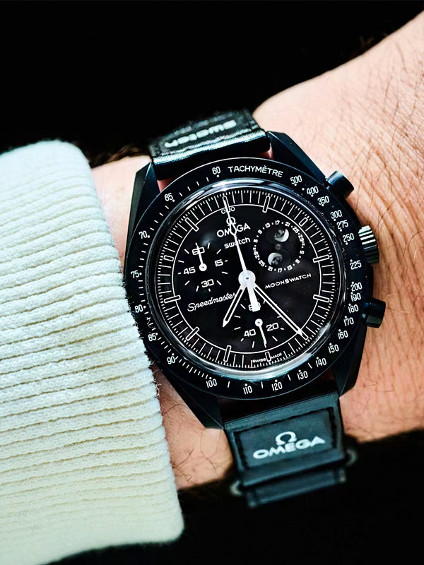 Swatch x Omega Relógio Bioceramic Moonswatch Mission Moonphase Snoopy Black