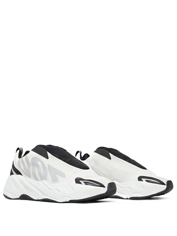 Yeezy Boost 700 MNVN Laceless Analog