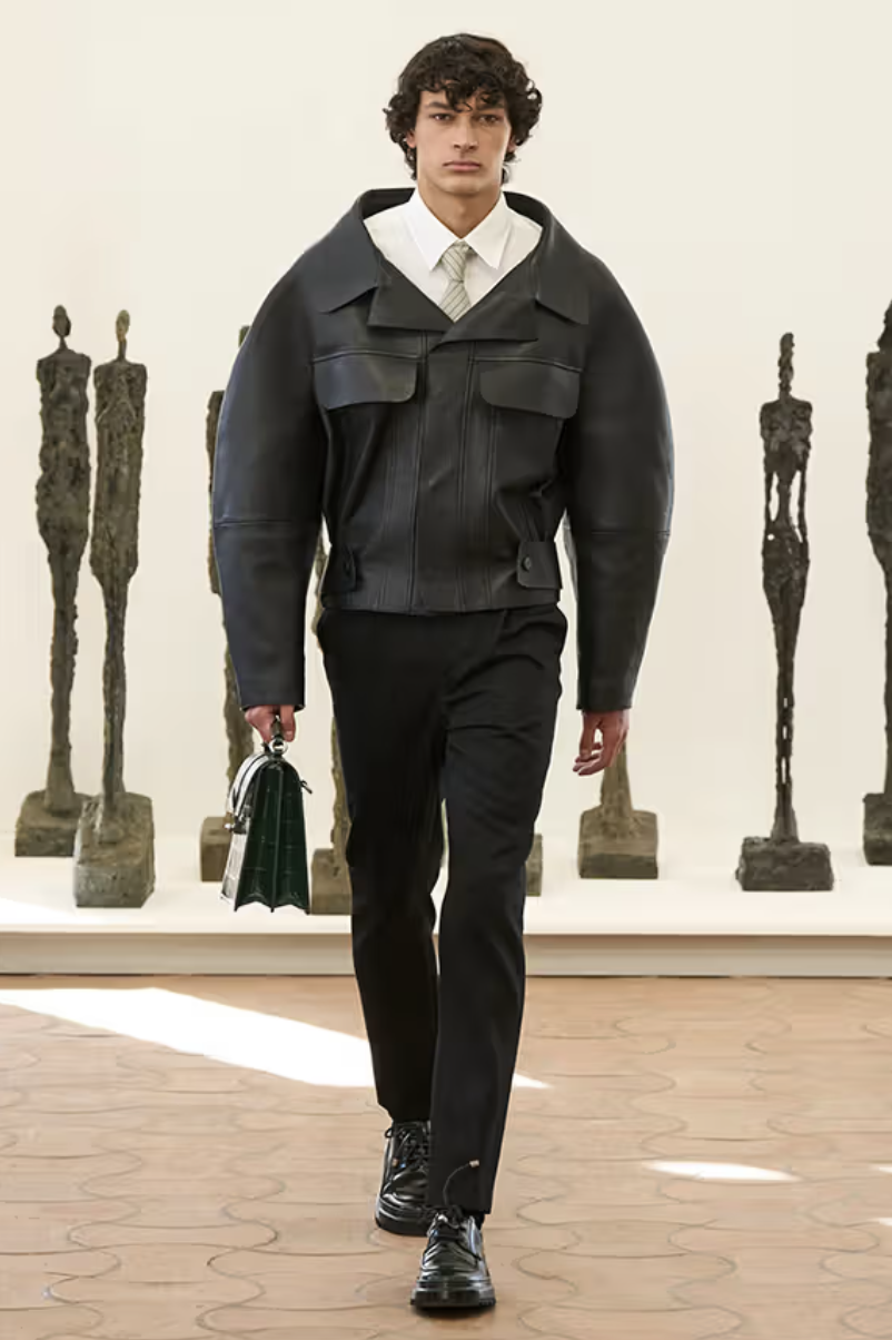 Simon Porte Jacquemus Apresenta Sua Expertise Escultural Na Coleção Jacquemus Primavera:Verão 2024 Original São Paulo