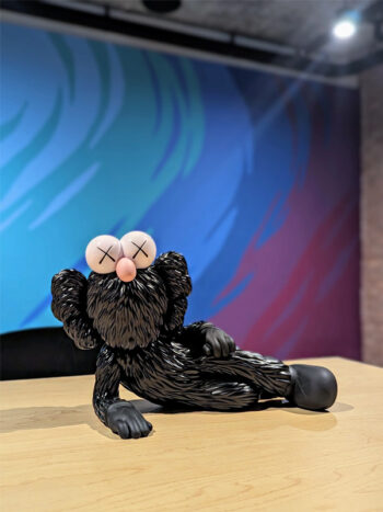 KAWS TIME OFF Vinyl Figure Black - Imagem 3