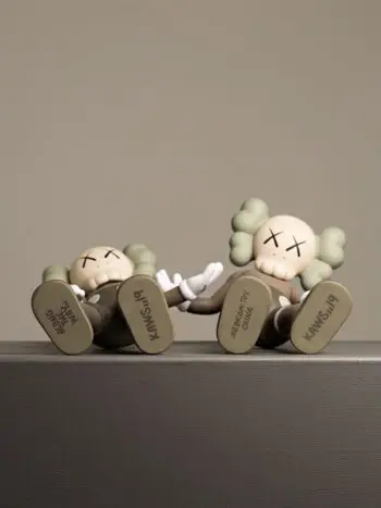 KAWS Along The Way Vinyl Figure Brown - Imagem 5