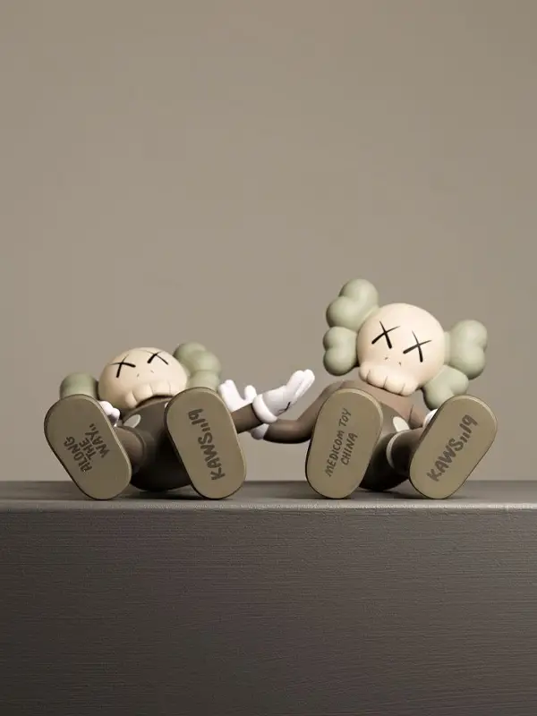 KAWS Along The Way Vinyl Figure Brown - Imagem 5